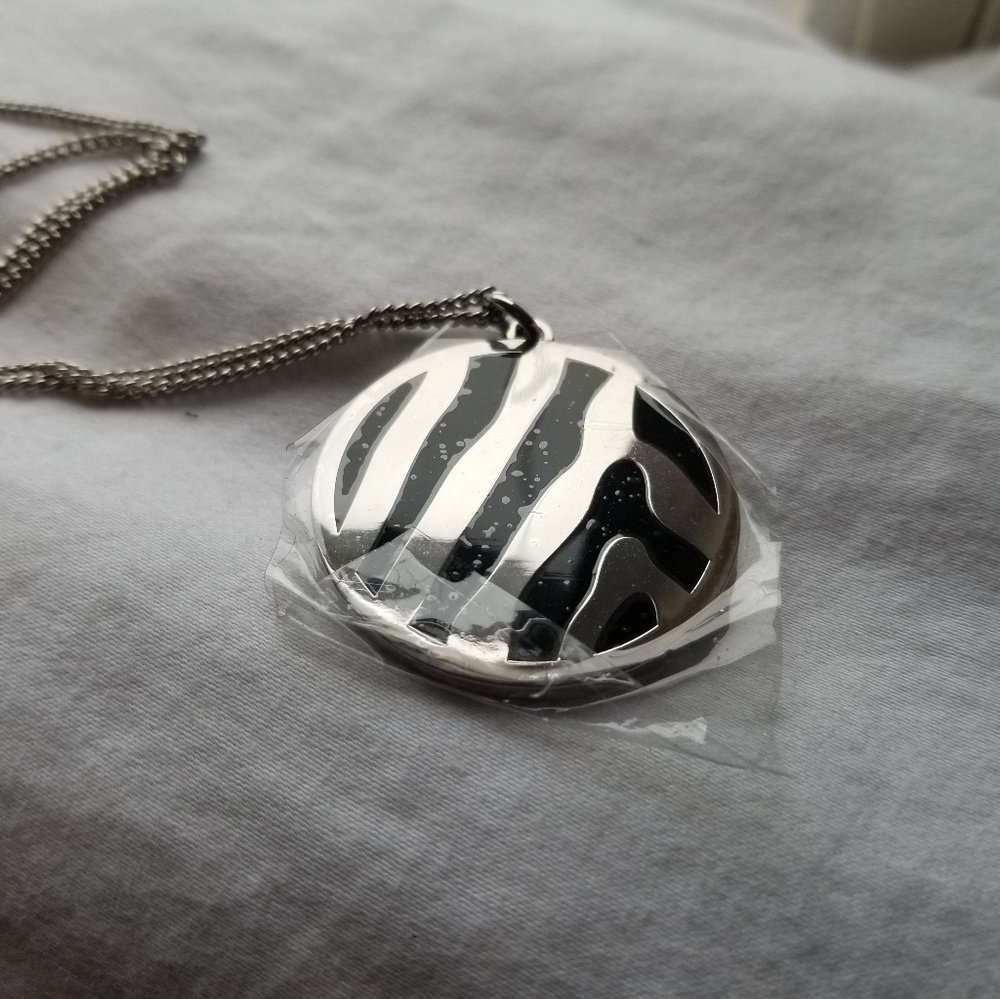 Halcyon Days palladium zebra pendant/necklace - Picture 2 of 4